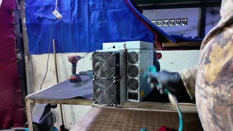 Maintenance on Bitcoin Cryptocurrency Mining Hardware 스톡 동영상 323897727