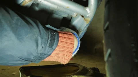 Maintenance engine concept : Drain the old oil from the engine through the drain 스톡 동영상 100390687