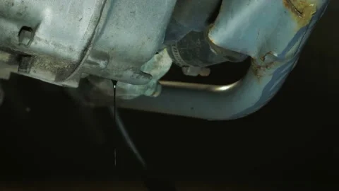 Maintenance engine concept : Drain the old oil from the engine through the drain Vídeos de archivo 100391930