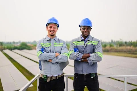 Maintenance engineer checking and maintaining solar panels on solar cell farm Stock-Fotos