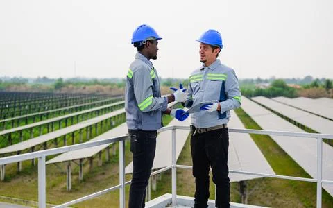 Maintenance engineer checking and maintaining solar panels on solar cell farm Foto stock