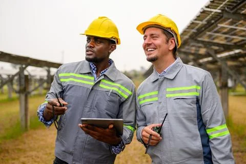 Maintenance engineers team checking solar panels on solar cell farm 스톡 사진