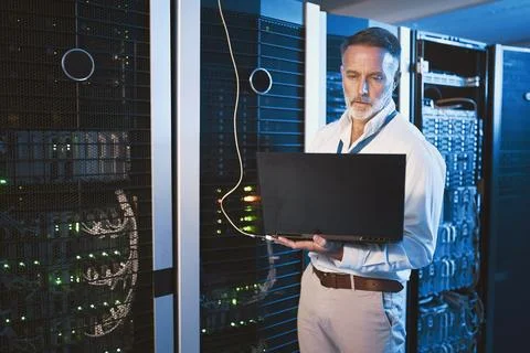 Maintenance, laptop or man in server room with review, network or system Stock-Fotos