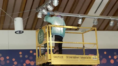 Maintenance man changes industrial lighting on scissor lift Video stock 152349425