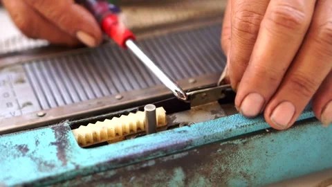 Maintenance process of a traditional weaving loom or knitting apparatus Видео 338054590
