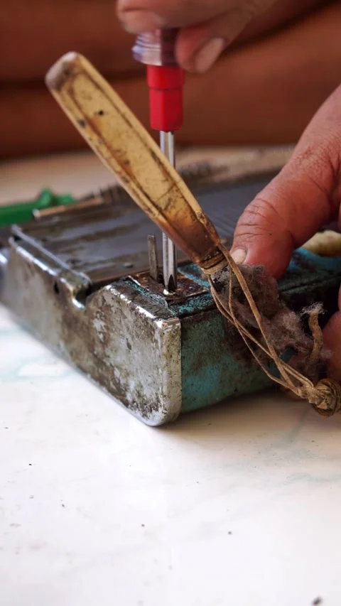 Maintenance process of a traditional weaving loom or knitting apparatus Видео 338054612