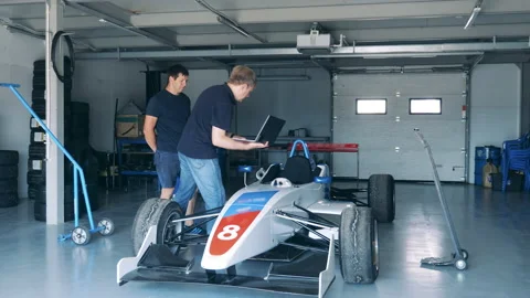 Maintenance specialists are talking about a racing car Vidéo 163503164