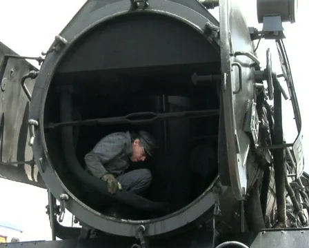 Maintenance work on steam engine Vidéo 117966