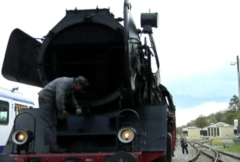 Maintenance work on steam engine Stockbeeldmateriaal 131144