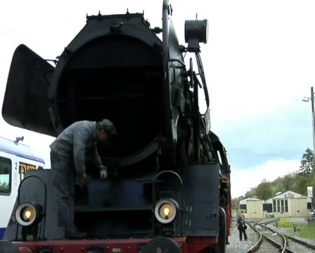 Maintenance work on steam engine Stockbeeldmateriaal 131145