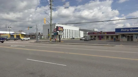 Maintenance worker rides unicycle cleaning parking lot with leaf blower Vidéo 152605290