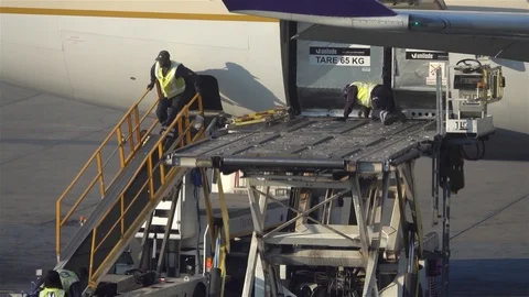 Maintenance workers Prepares unloading luggage from aircraft on arrival Stockbeeldmateriaal 119494671