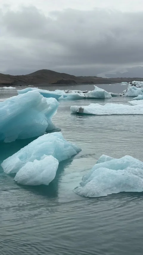 Majestic blue icebergs float through the glacial waters of Jökulsárlón Lagoon 스톡 동영상 312232809