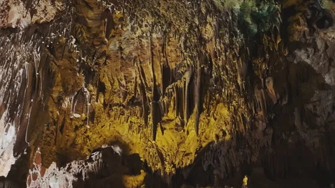 Majestic cavern with impressive rock formations, stalactites, and stalagmites Video stock 342404608