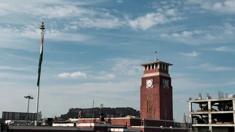 A Majestic Clock Tower Surrounded by an Expansive Sky and Terrain, Featuring Pro 库存影片 335203489