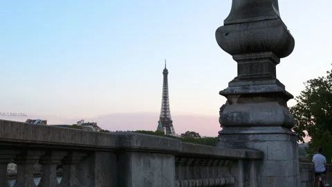 The majestic Eiffel Tower framed beautifully behind the stone balustrade and orn 库存影片 336178823