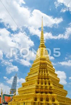 The majestic golden stupa of wat phra kaew, thailand Stock Photos