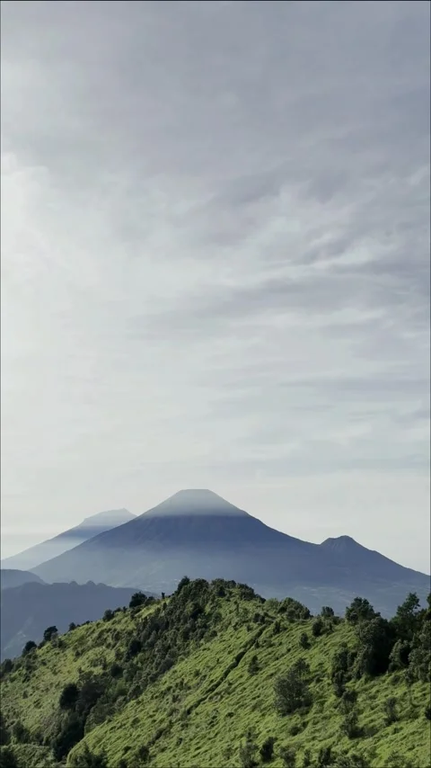 Majestic Mount Sindoro Viewed from Mount Prau 스톡 동영상 339699368