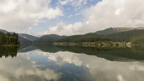 Majestic mountain landscape. Reflection of mountains in the lake 動画素材 75944046
