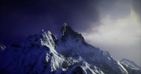 Majestic mountain landscape under dramatic sky at twilight Illustrazione stock