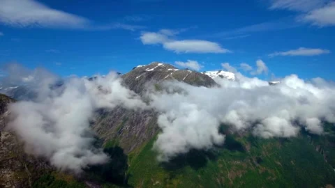 Majestic Mountain Peak Enveloped in Cloudscape Vidéo 308340801