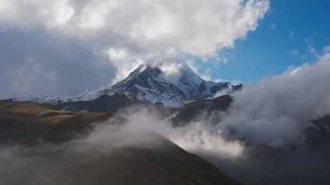 Majestic Mountain Peaks Under Dramatic Cloudy Sky 스톡 동영상 323280211