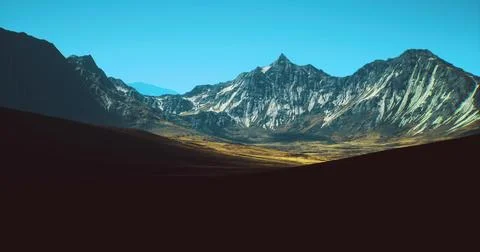 Majestic mountain range under clear blue sky with scenic landscape backdrop Illustrazione stock