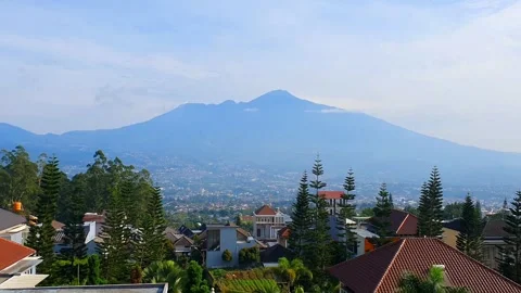 Majestic Mountain View: Clouds Enveloping Peaks Above a Sprawling Cityscape.. Video stock 301064594