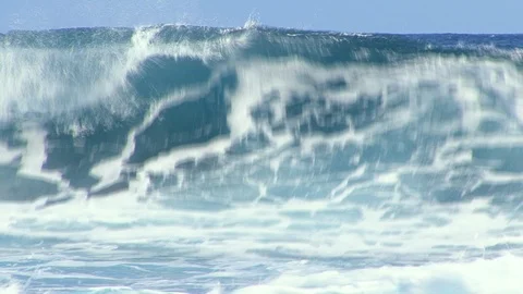 Majestic oceanic waves exploding on the shore of a small atoll Video stock 108041732