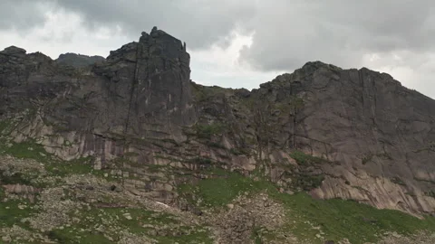 The Majestic Peak: A Towering Mountain with a Commanding and Impressive Rock Vídeo Stock 257177113