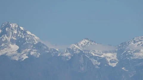 Majestic Snow-Capped Mountain Range: Stunning Alpine Scenery Footage Video stock 340104562