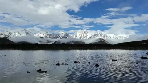 Majestic Snow-Capped Mountains Reflected in a Serene Lake, Tibetan Plateau, 库存影片 336847363