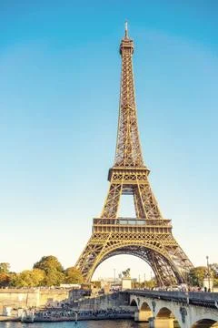 Majestic view of the Eiffel Tower standing tall against a clear blue sky, ... Stockfoto's