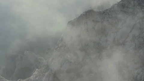 Majestical mountains in clouds, and dramatic fog Video stock 109475206