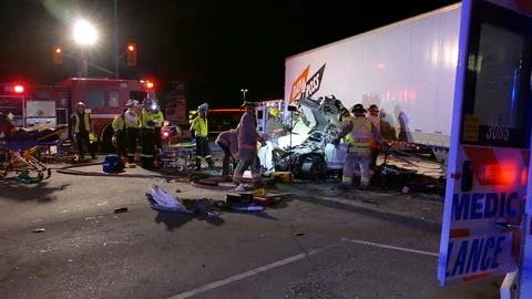 Major collision scene at night with firemen and paramedics - 24fps 1080p 動画素材 91563559