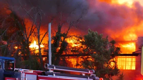Major flames at structure fire Video stock 116009597