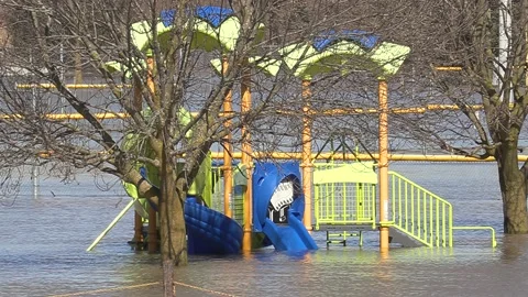 Major river flooding during record warm temperatures in Ontario Canada Vidéo 150244986