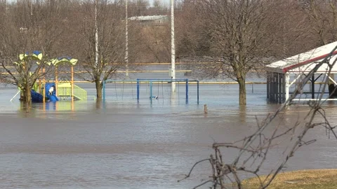 Major river flooding during record warm temperatures in Ontario Canada Stockbeeldmateriaal 150245124