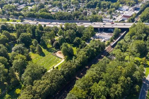 Major road corridor cutting through dense woodland in White Plains, Westchester Stock-Fotos