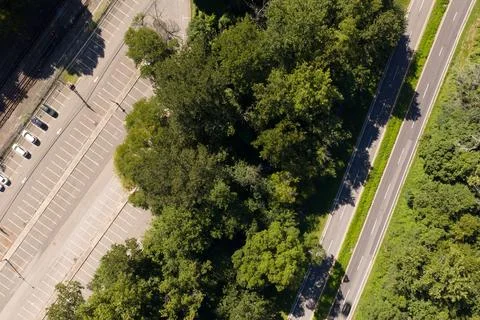 Major road corridor cutting through dense woodland in White Plains, Westchester Stock-Fotos