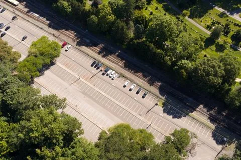 Major road corridor cutting through dense woodland in White Plains, Westchester 库存照片
