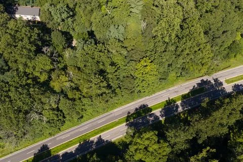 Major road corridor cutting through dense woodland in White Plains, Westchester Stock Photos