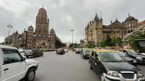 Major traffic jam in front of a BMC Building CST in Mumbai. Video stock 250395095
