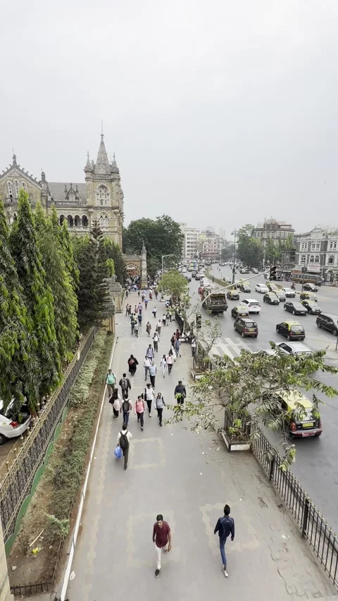 Major traffic jam in front of a busy bazaar in Mumbai. Vertical. Vidéo 236083962