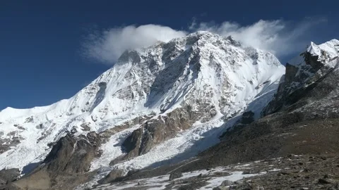 Makalu in clouds 2 Vídeos de archivo 242031914