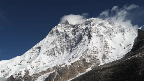 Makalu in clouds 3 Vídeos de archivo 242032198