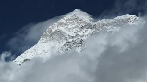 Makalu peak in clouds Vídeos de archivo 240757683