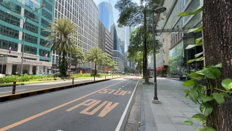 Makati CBD Ayala Avenue dedicated bus lane and corporate skyscrapers 4K Vídeos de archivo 337448958