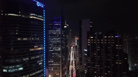 Makati Night Boulevard Between High-Rises Descending Urban Canyon 스톡 동영상 331184530