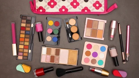 Make up and cosmetics products moving under cosmetic bag  - Looping stop motion 動画素材 123096554